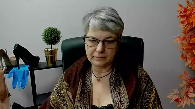 Snapshot of IrisDream chatting on 02.20.25 IrisDream online show from 02.20.25