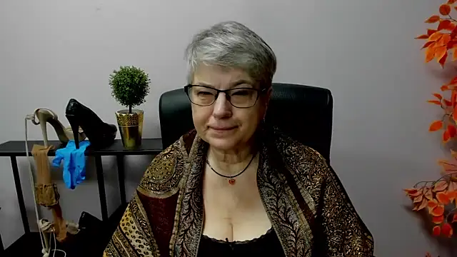 Snapshot of IrisDream chatting on 02.26.25 IrisDream online show from 02.26.25