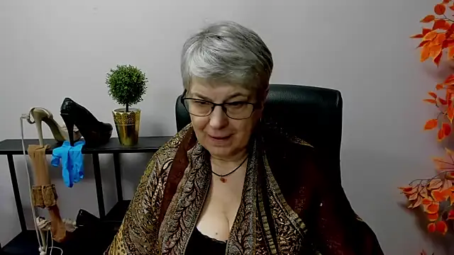 Snapshot of IrisDream chatting on 02.26.25 IrisDream online show from 02.26.25