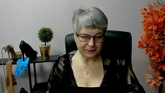 Snapshot of IrisDream chatting on 03.04.25 IrisDream online show from 03.04.25