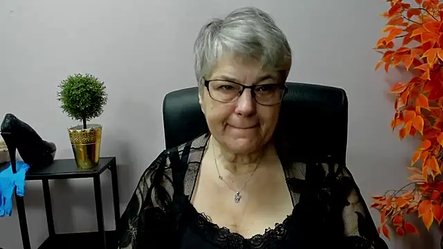 Snapshot of IrisDream chatting on 03.10.25 IrisDream online show from 03.10.25