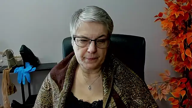 Snapshot of IrisDream chatting on 03.18.25 IrisDream online show from 03.18.25