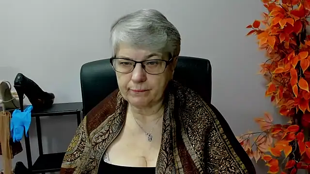 Snapshot of IrisDream chatting on 03.19.25 IrisDream online show from 03.19.25