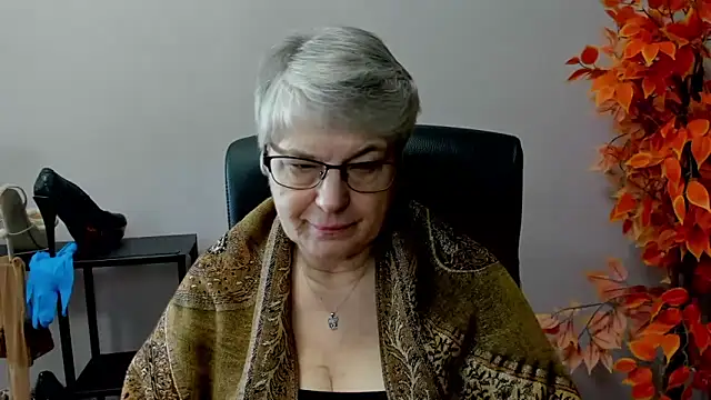 Snapshot of IrisDream chatting on 03.19.25 IrisDream online show from 03.19.25