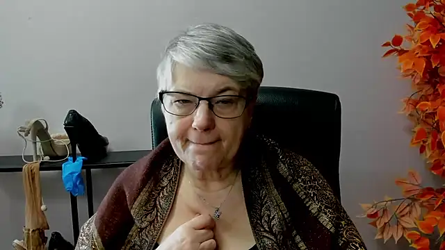 Snapshot of IrisDream chatting on 03.20.25 IrisDream online show from 03.20.25