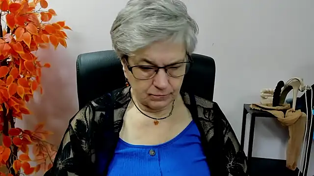 Snapshot of IrisDream chatting on 09.26.25 IrisDream online show from 09.26.25