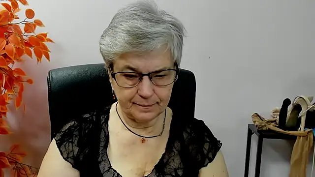 Snapshot of IrisDream chatting on 09.29.25 IrisDream online show from 09.29.25