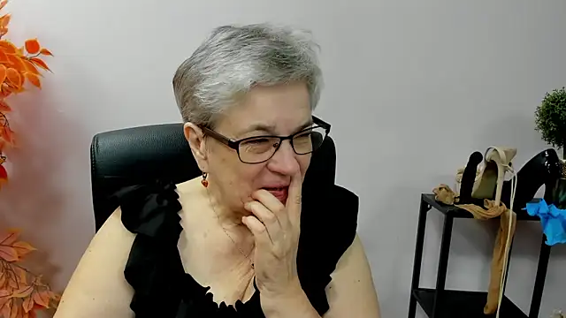 Snapshot of IrisDream chatting on 10.09.25 IrisDream online show from 10.09.25