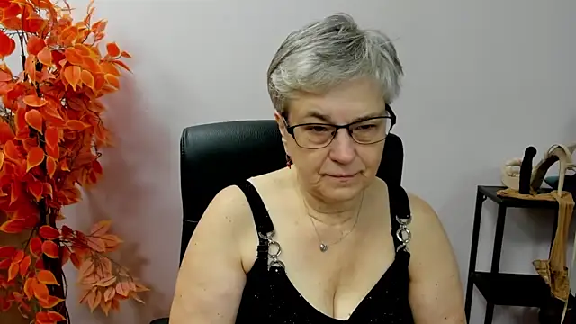 Snapshot of IrisDream chatting on 10.16.25 IrisDream online show from 10.16.25