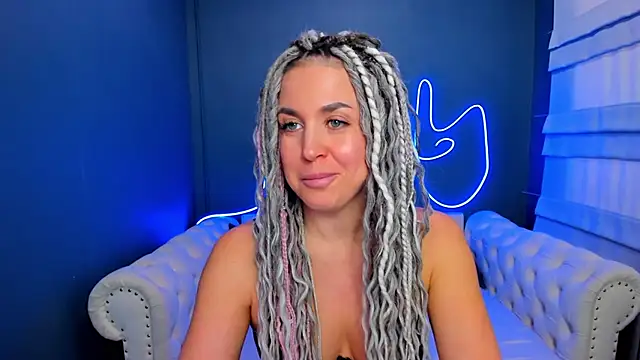 Snapshot of rock_n_roxy chatting on 02.03.26 rock n roxy online show from 02.03.26