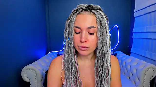 Snapshot of rock_n_roxy chatting on 02.04.26 rock n roxy online show from 02.04.26