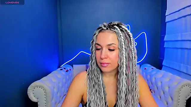 Snapshot of rock_n_roxy chatting on 02.17.26 rock n roxy online show from 02.17.26