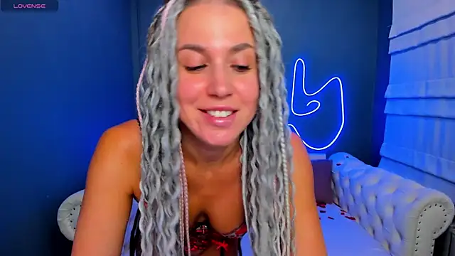 Snapshot of rock_n_roxy chatting on 03.09.26 rock n roxy online show from 03.09.26