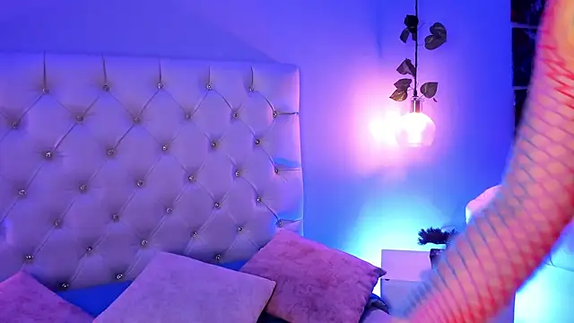 Snapshot of ZoeHarris chatting on 09.29.25 ZoeHarris online show from 09.29.25