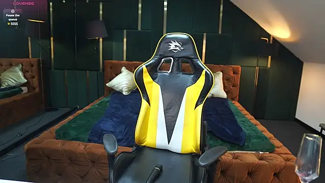 Snapshot of Alisa054 chatting on 12.25.24 Alisa054 online show from 12.25.24