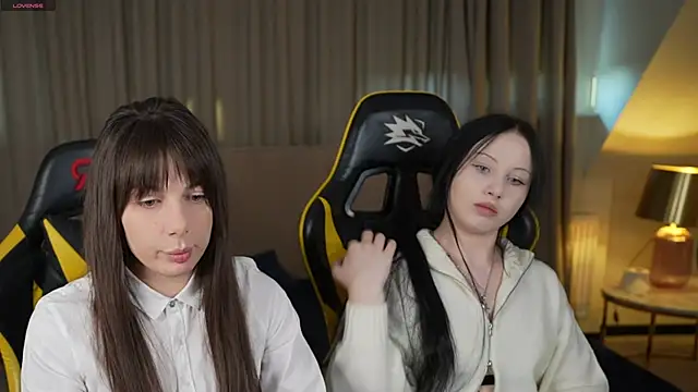 Snapshot of Alisa054 chatting on 03.19.25 Alisa054 online show from 03.19.25