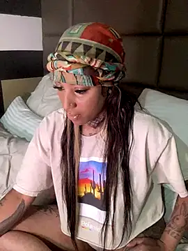 CrownedNyaries online show from 12.04.24