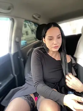 Snapshot of Roxana-Sexy chatting on 10.30.25 Roxana-Sexy online show from 10.30.25