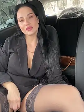 Snapshot of Roxana-Sexy chatting on 12.20.25 Roxana-Sexy online show from 12.20.25