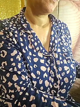 Snapshot of Foxlady2271 chatting on 02.14.25 Foxlady2271 online show from 02.14.25