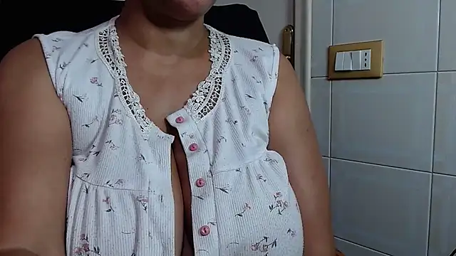 Snapshot of Foxlady2271 chatting on 06.11.26 Foxlady2271 online show from 06.11.26