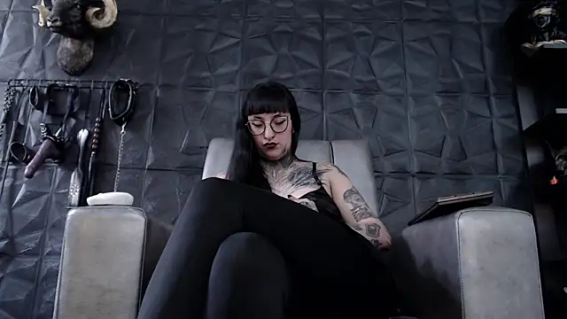 Agata Darkness online show from 11.28.25