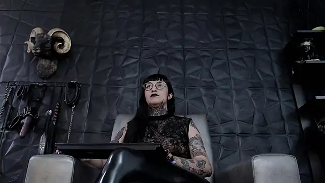 Agata Darkness online show from 12.21.25