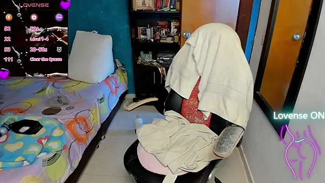 Snapshot of peanut_tangerine chatting on 11.22.25 peanut tangerine online show from 11.22.25