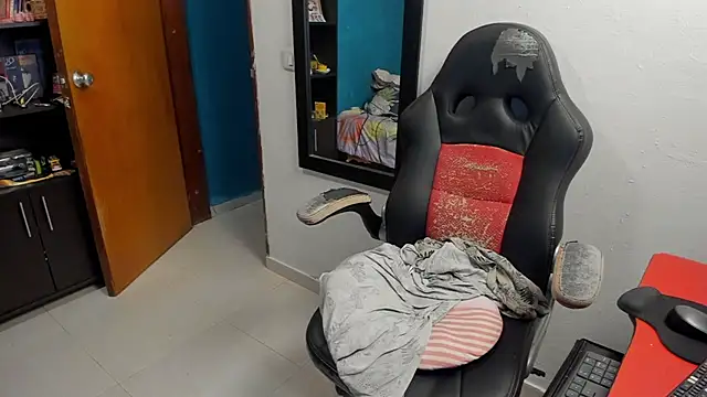 Snapshot of peanut_tangerine chatting on 12.18.25 peanut tangerine online show from 12.18.25