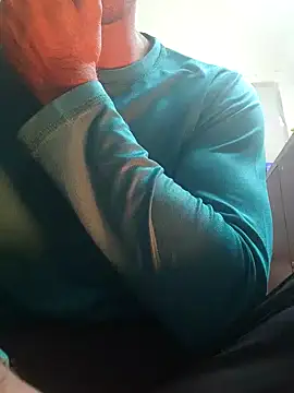 Snapshot of Wild-Honey chatting on 12.26.24 Wild-Honey online show from 12.26.24