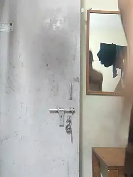 Snapshot of Wild-Honey chatting on 09.27.25 Wild-Honey online show from 09.27.25