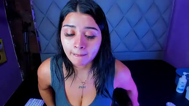 Snapshot of venusowen_ chatting on 10.02.25 venusowen online show from 10.02.25