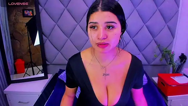 Snapshot of venusowen_ chatting on 11.05.25 venusowen online show from 11.05.25