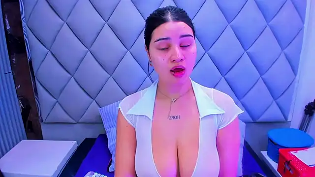 Snapshot of venusowen_ chatting on 11.08.25 venusowen online show from 11.08.25