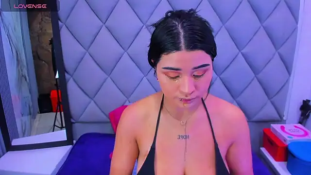 Snapshot of venusowen_ chatting on 11.13.25 venusowen online show from 11.13.25