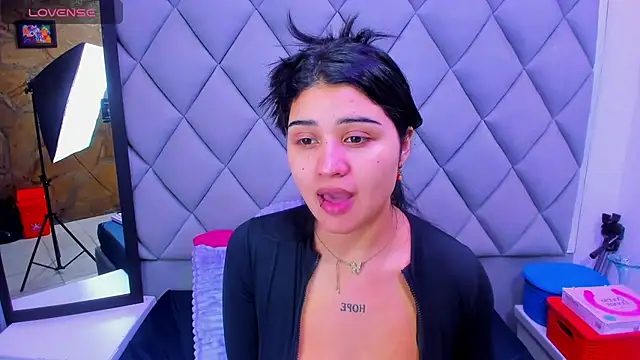 Snapshot of venusowen_ chatting on 11.14.25 venusowen online show from 11.14.25