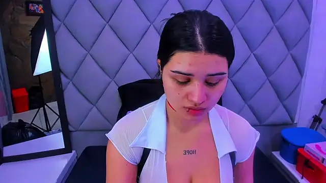 Snapshot of venusowen_ chatting on 12.17.25 venusowen online show from 12.17.25