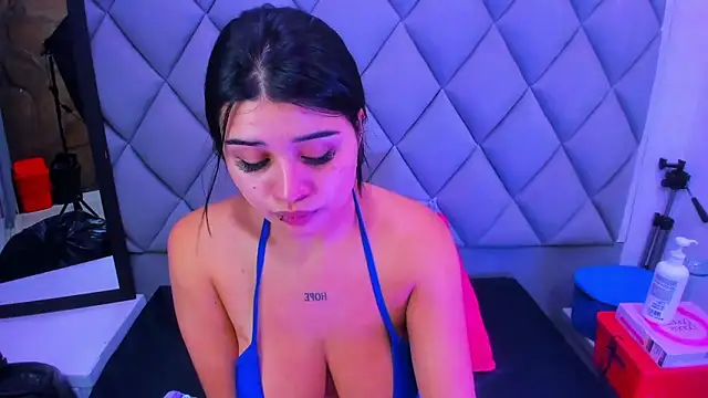 Snapshot of venusowen_ chatting on 12.18.25 venusowen online show from 12.18.25