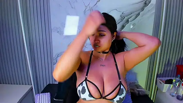 Snapshot of venusowen_ chatting on 05.19.26 venusowen online show from 05.19.26
