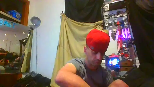 Snapshot of slinginbigD chatting on 12.25.24 slinginbigD online show from 12.25.24