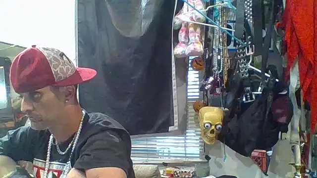 Snapshot of slinginbigD chatting on 10.04.25 slinginbigD online show from 10.04.25