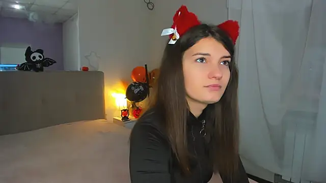 Laura Leee online show from 10.28.25