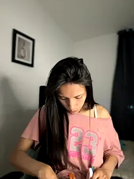 Snapshot of Dulceeany chatting on 11.30.25 Dulceeany online show from 11.30.25