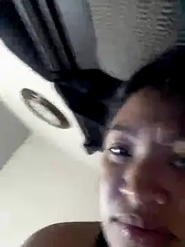 Snapshot of SINUECASTILLO chatting on 10.08.25 SINUECASTILLO online show from 10.08.25