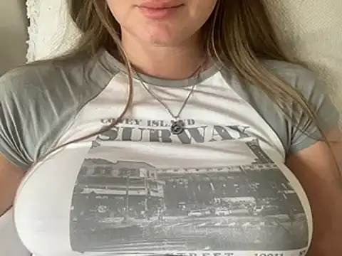 Snapshot of KaraLeee chatting on 01.08.25 KaraLeee online show from 01.08.25