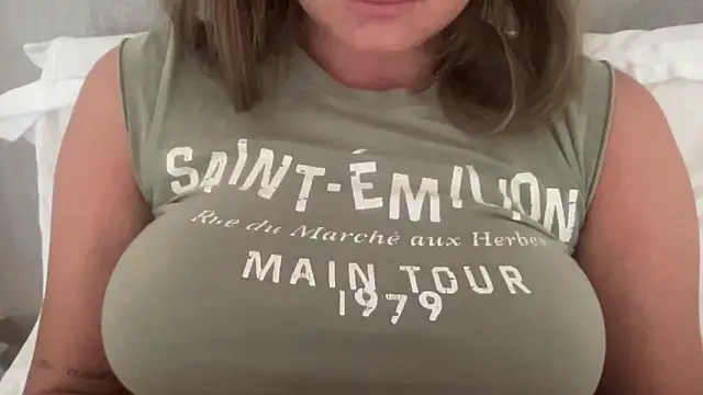 Snapshot of KaraLeee chatting on 03.01.25 KaraLeee online show from 03.01.25