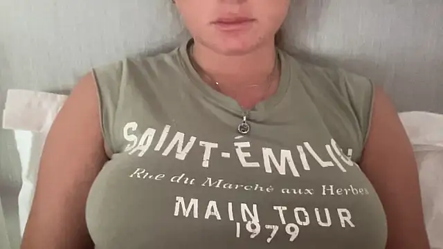 Snapshot of KaraLeee chatting on 03.04.25 KaraLeee online show from 03.04.25