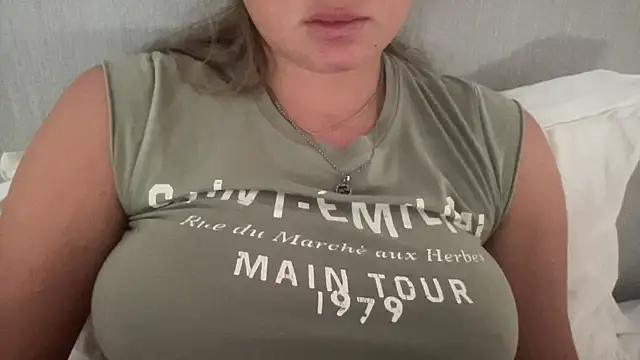 Snapshot of KaraLeee chatting on 03.04.25 KaraLeee online show from 03.04.25