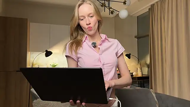 Snapshot of PollyAgata chatting on 06.30.26 PollyAgata online show from 06.30.26