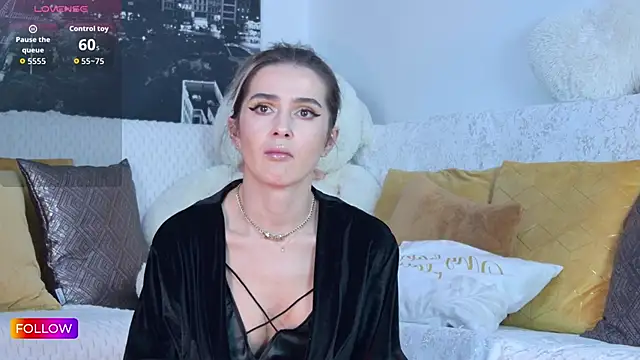 Snapshot of Sarah-Hart chatting on 11.28.25 Sarah-Hart online show from 11.28.25